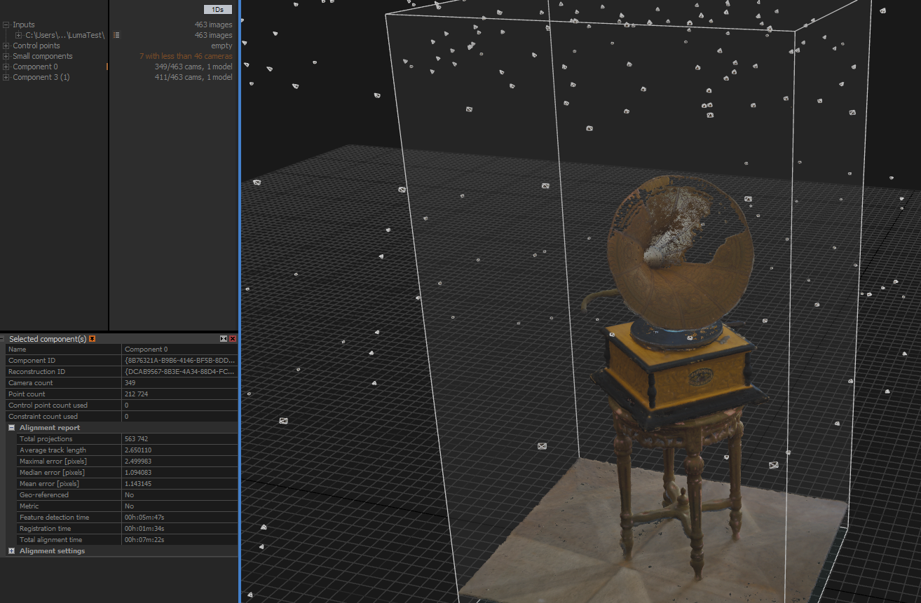 RealityScan-Ansicht des Freihand-Modells: Grammophon mit durchbrochenem Trichter auf einem Beistelltisch